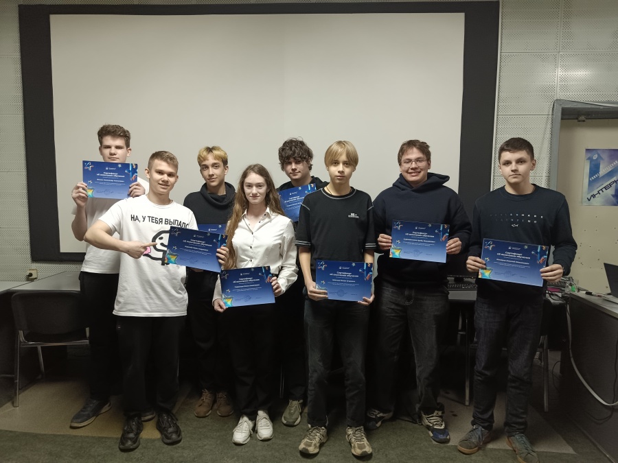 Первые выпускники курса "Основы информационных технологий" 